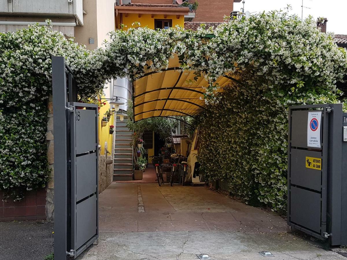 Dora Baltea Monolocale Primo Piano Mansarda Secondo Piano Verona Exteriör bild