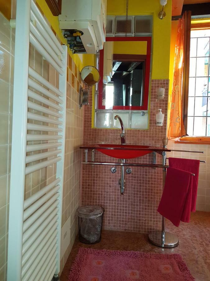 Dora Baltea Monolocale Primo Piano Mansarda Secondo Piano Verona Exteriör bild