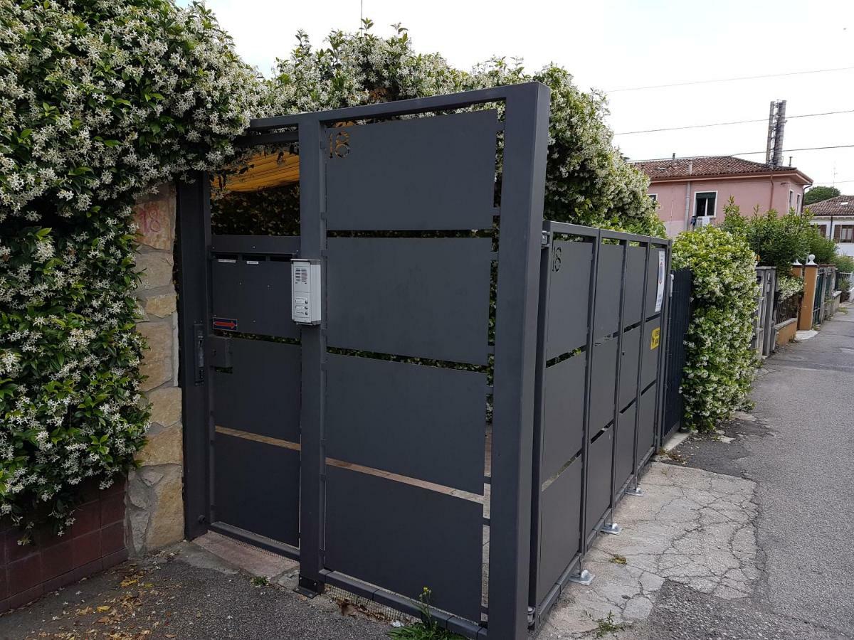 Dora Baltea Monolocale Primo Piano Mansarda Secondo Piano Verona Exteriör bild