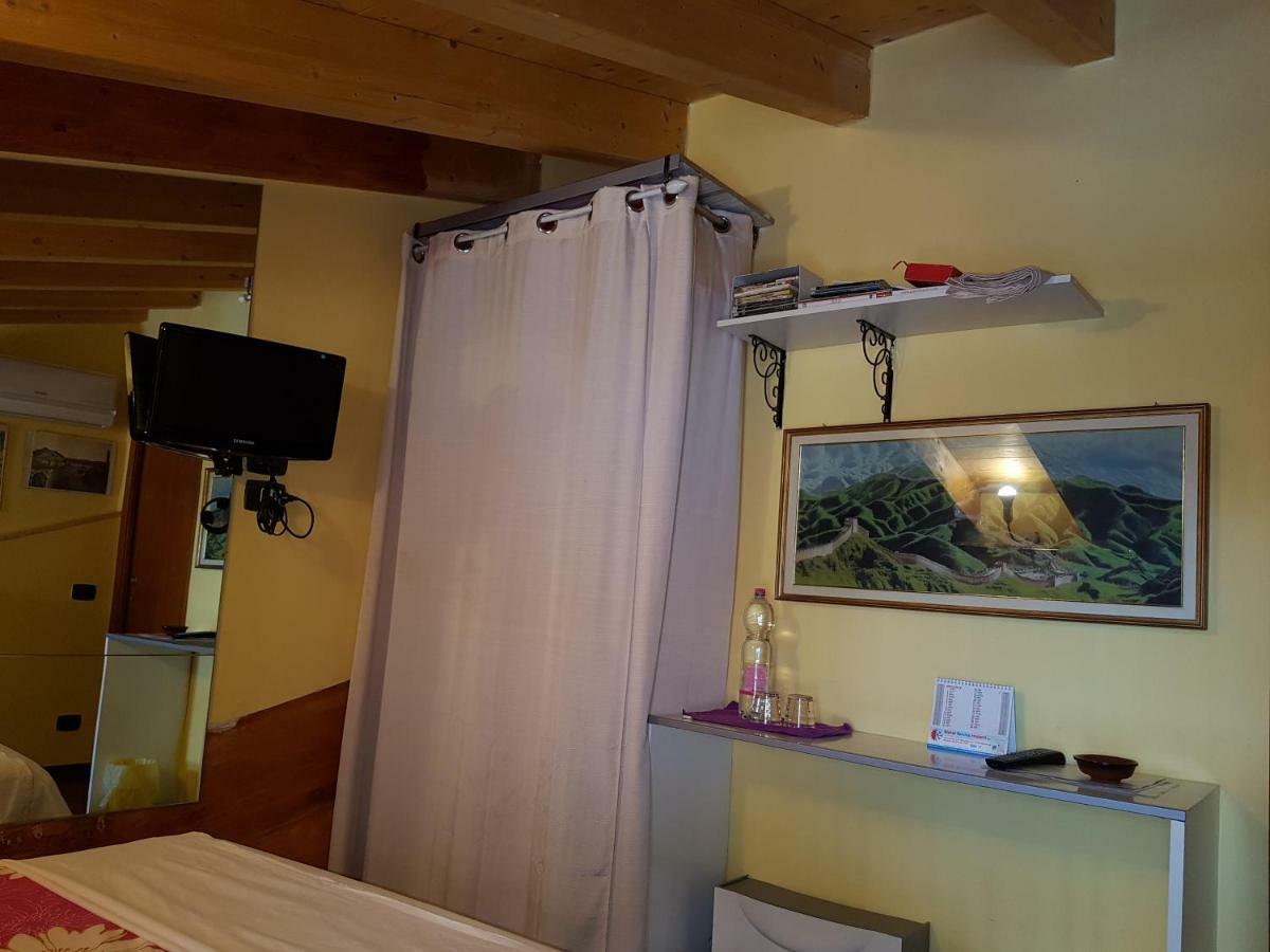 Dora Baltea Monolocale Primo Piano Mansarda Secondo Piano Verona Exteriör bild