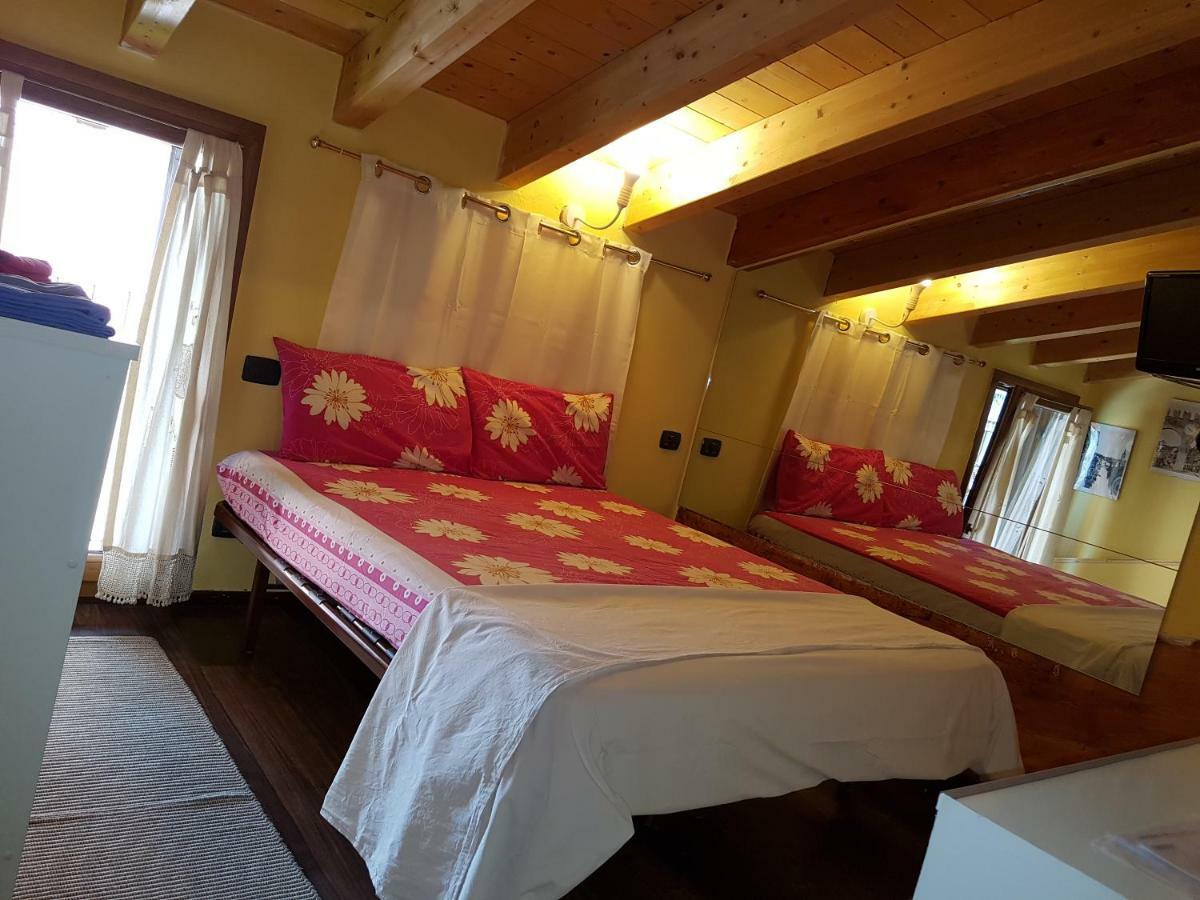 Dora Baltea Monolocale Primo Piano Mansarda Secondo Piano Verona Exteriör bild
