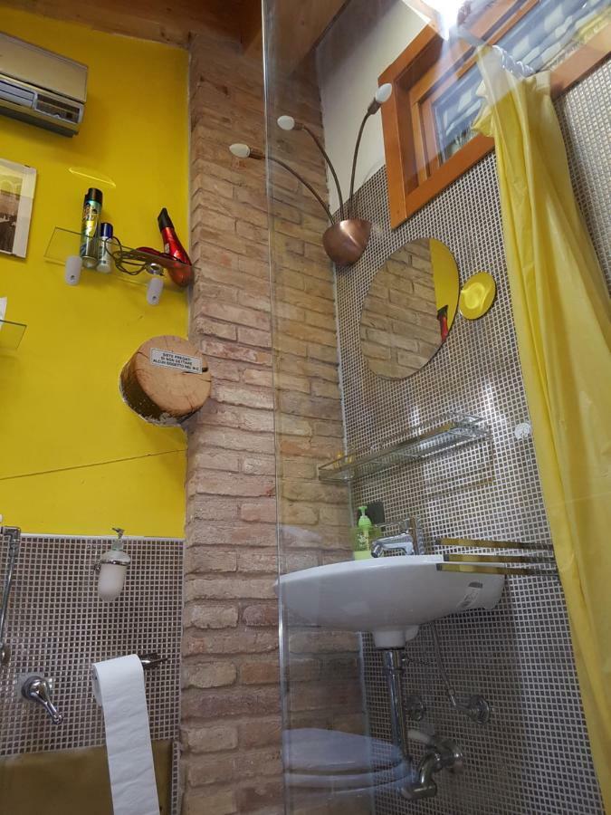 Dora Baltea Monolocale Primo Piano Mansarda Secondo Piano Verona Exteriör bild