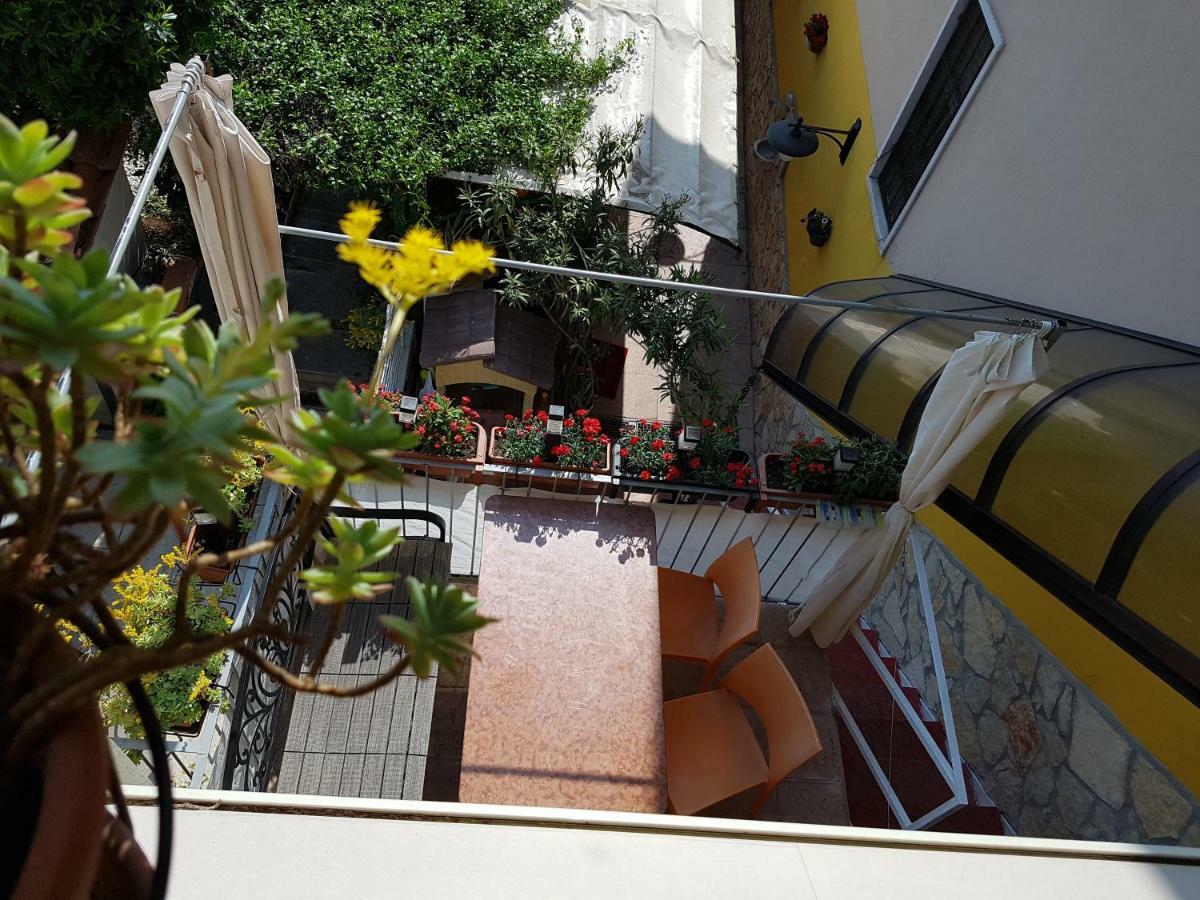 Dora Baltea Monolocale Primo Piano Mansarda Secondo Piano Verona Exteriör bild